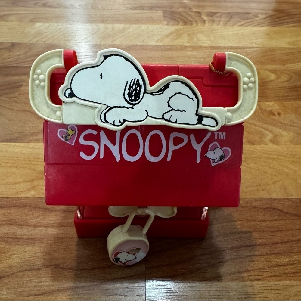 PEANUTS Snoopy Valentine’s Day Dog House Candy Dish NEW With Snoopy Lock And Key